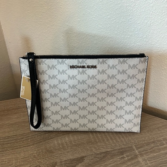Michael Kors White Wristlet - Picture 1 of 5